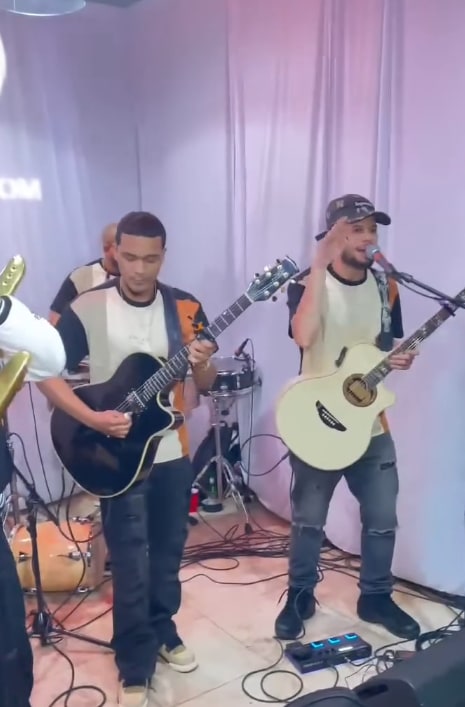 Two of Joel El Insuperable's guitarists — one on electric, one on acoustic and singing — at the LMP Live Session