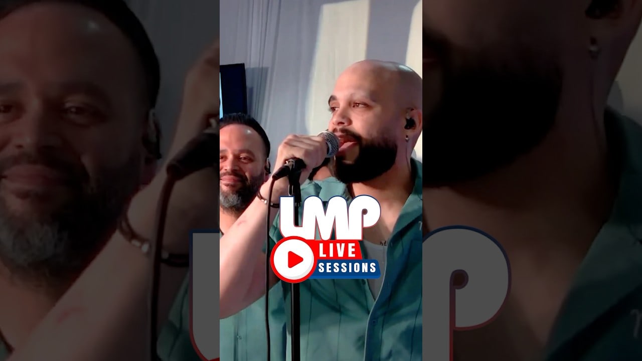 A singer of Jomar Rodríguez's band at the mic, the LMP Live Sessions logo beside him