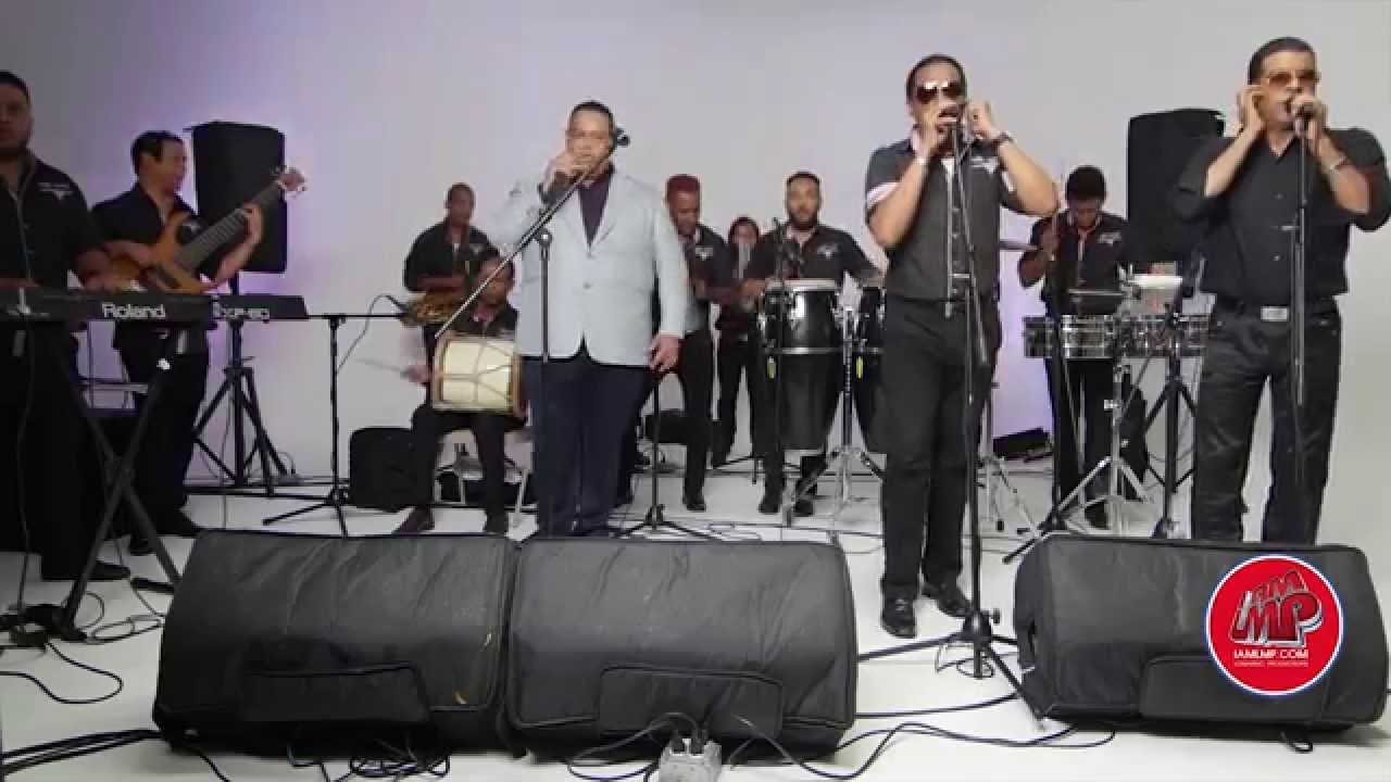 La Banda Gorda in full, the singers at the front