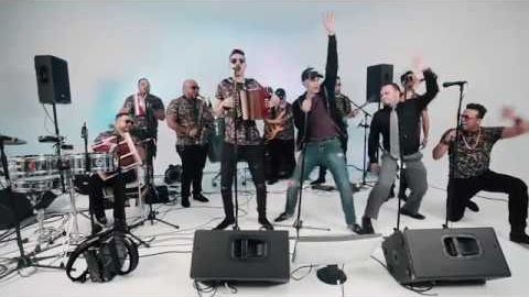Nexo's full band on stage in the 2018 LMP Live Session, the singers dancing at the front