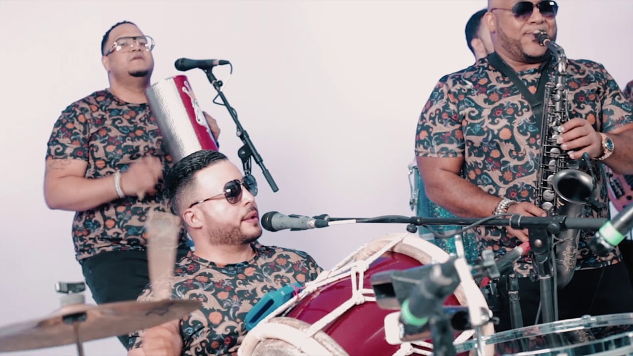 Nexo's güira, tambora and saxophone players during “Fogaraté”