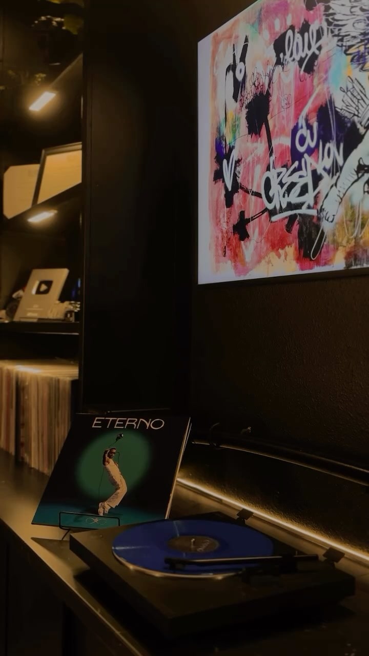 The ETERNO sleeve beside a blue LP on the turntable, from the Vinyl & Culturas reel