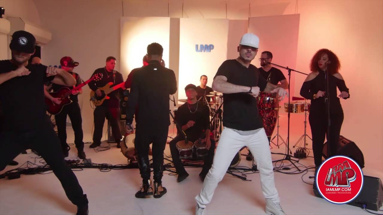 The band, singers and dancers during “Casi Casi”